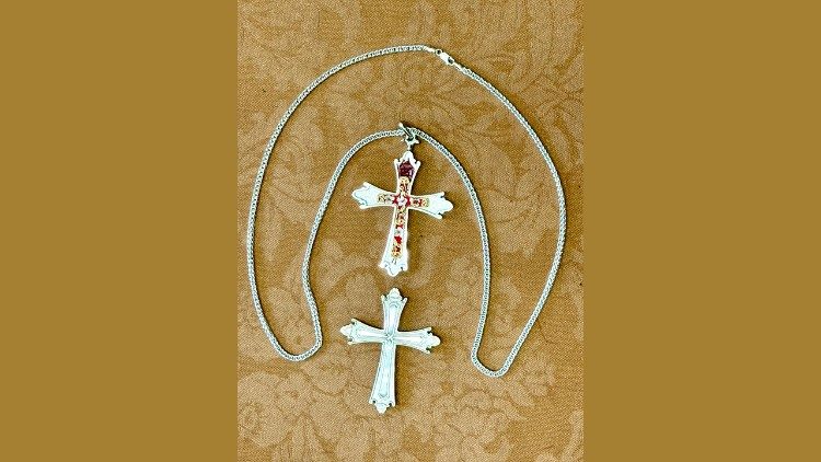 Nouvelle croix pectorale de Léon XIV avec les reliques