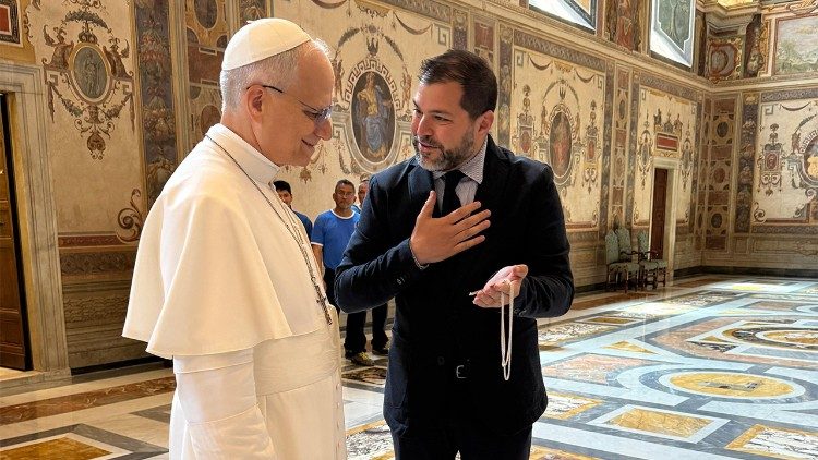 Antonino Cottone consegna la croce pettorale nella quale ha inserito le reliquie dei quattro vescovi cari a Papa Leone XIV