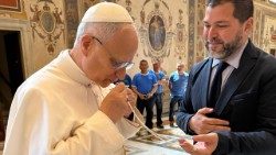 Pope Leo venerates the pectoral cross reliquary