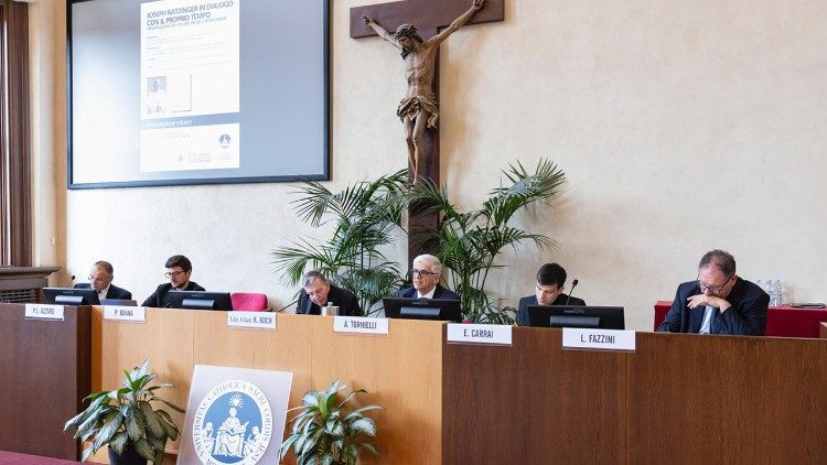 La presentazione del 13° volume dell’Opera Omnia di Joseph Ratzinger – Benedetto XVI, In dialogo con il proprio tempo, tenuta a Milano, all’Università Cattolica del Sacro Cuore. Foto di Marta Carenzi, Università Cattolica del Sacro Cuore