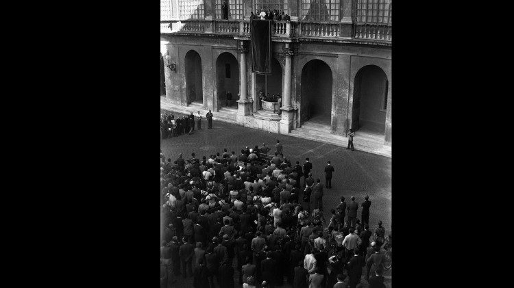 Pio XII. grüßt 1946 die Radfahrer