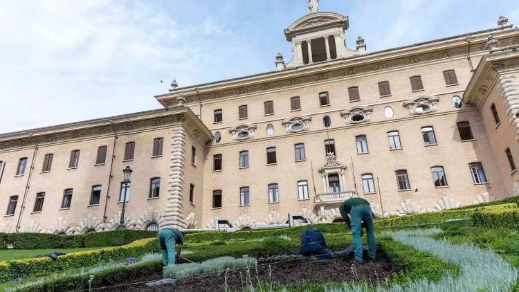2025.05.28 Stemma floreale di Leone XIV nei Giardini Vaticani 