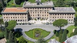 Lo stemma floreale di Papa Leone XIV nei Giardini Vaticani