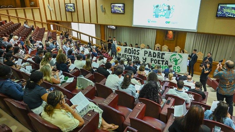 Homenaje al Papa Francisco en el Aula Nueva del Sínodo