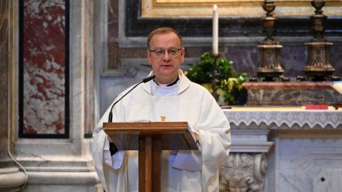 Ks. Węgrzyniak przy grobie św. Jana Pawła II: Chrystus tym, który nas łączy