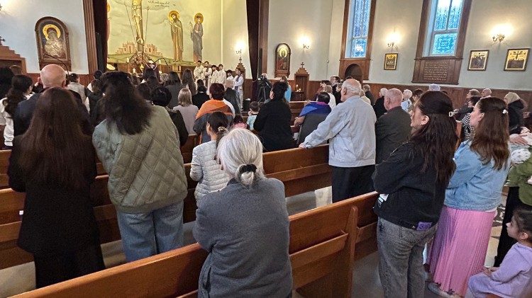 Besucher eines chaldäischen Gottesdienstes in Tbilisi
