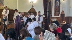 Der chaldäische Geistliche Benny Beth Yadegar beim Gottesdienst in Tbilisi (Georgien)