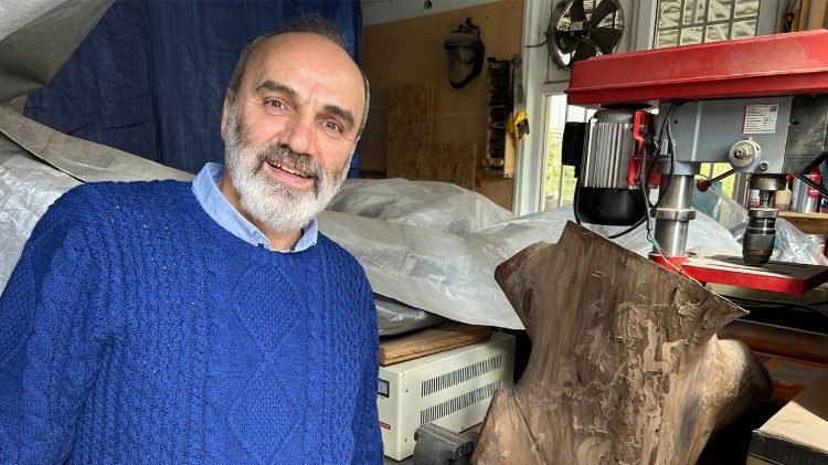 Pfarrer Benny in seiner Werkstatt