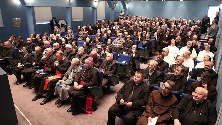 Susret hrvatskog redovništva s proprefektom i podtajnicom Dikasterija za ustanove posvećenog života i družbe apostolskog života (foto: TUZGN)