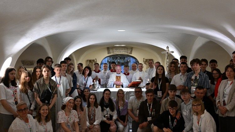 Pielgrzymka młodzieży z archidiecezji przemyskiej podczas Mszy św. przy grobie św. Piotra Apostoła