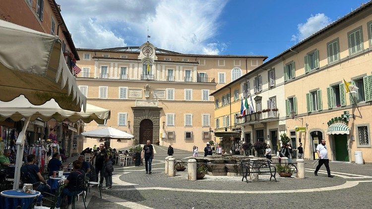 Vor dem Apostolischen Palast in Castel Gandolfo