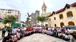 Les participants au colloque entre chrétiens et bouddhistes à Phnom Penh. 