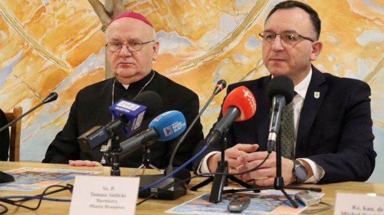 Haben in Allenstein (Olsztyn) die Pläne für die Seligsprechung vorgestellt: Erzbischof von Ermland, Józef Górzyński, und der Bürgermeister von Braunsberg (Braniewo), Tomasz Sielicki (rechts).