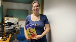 Nathalie D´Aqui mit der Kinderbibel in der Hand