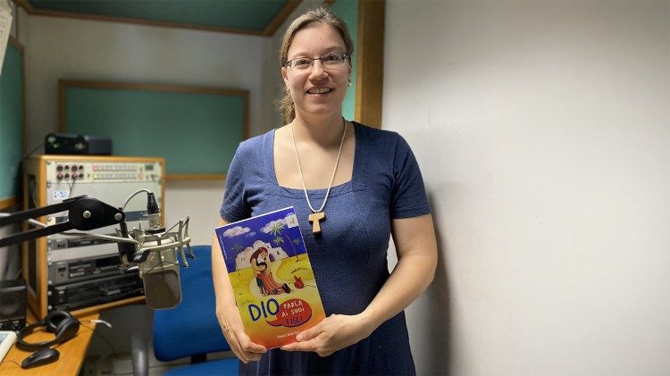Nathalie D´Aqui mit der Kinderbibel in der Hand