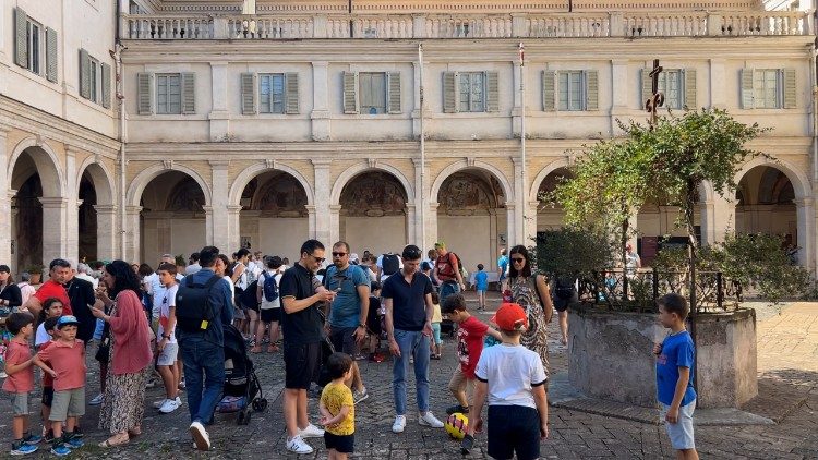 El claustro animado por la presencia de tantos peregrinos.