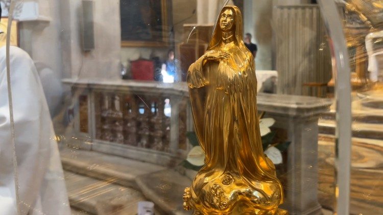 El relicario delante del altar en la Iglesia de Trinità dei Monti.