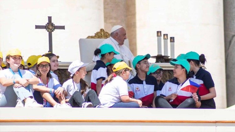 El Papa Francisco sonríe rodeado de varios pequeños durante la primera Jornada Mundial de los Niños en el Vaticano.