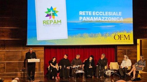 Recepción del premio durante la ceremonia en la Pontificia Universidad Antonianum de Roma.