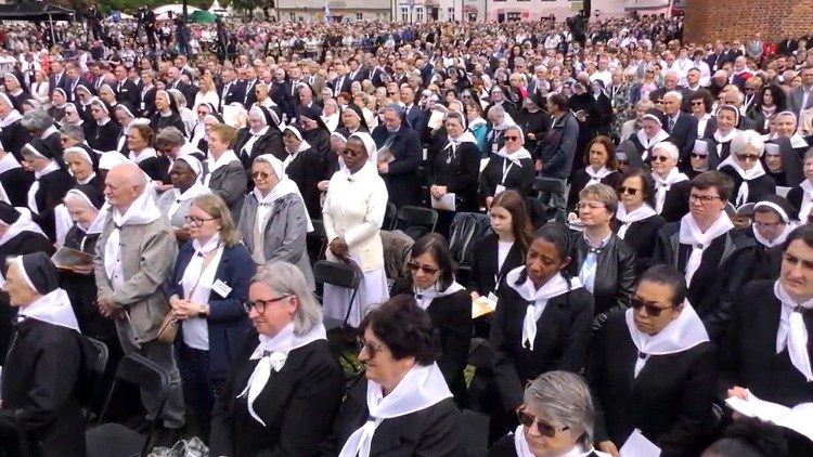 Les fidèles présents à la messe de béatification