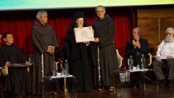 El Patriarca Ecuménico de Constantinopla recibe el galardón. (Crédito: OFM)