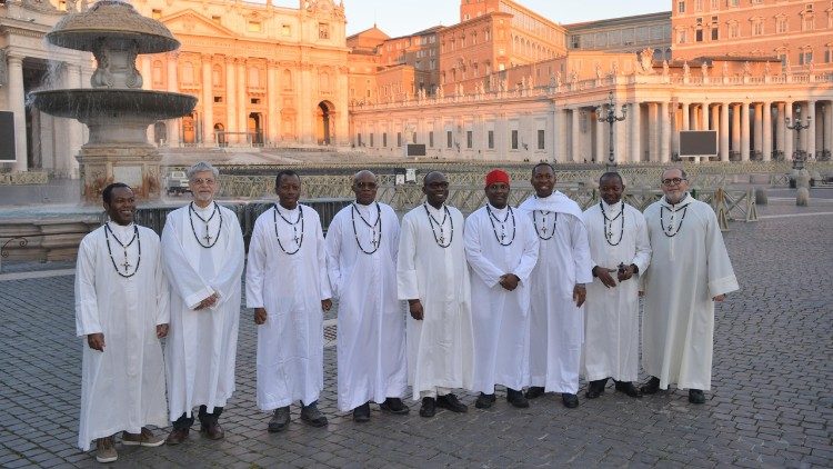 Des missionnaires d’Afrique, en procession pour franchir la porte sainte de la basilique Saint-Pierre, à l’occasion du bicentenaire de leur fondateur, le cardinal Lavigerie, à Rome (février 2025).