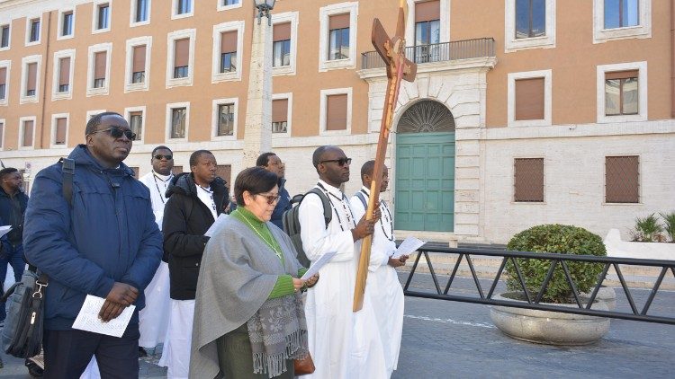 Des missionnaires d’Afrique, en procession pour franchir la porte sainte de la basilique Saint-Pierre, à l’occasion du bicentenaire de leur fondateur, le cardinal Lavigerie, à Rome (février 2025).