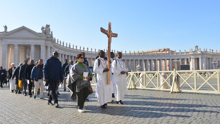 Des missionnaires d’Afrique, en procession pour franchir la porte sainte de la basilique Saint-Pierre, à l’occasion de la célébration du bicentenaire de leur fondateur, le cardinal Lavigerie, à Rome (février 2025).
