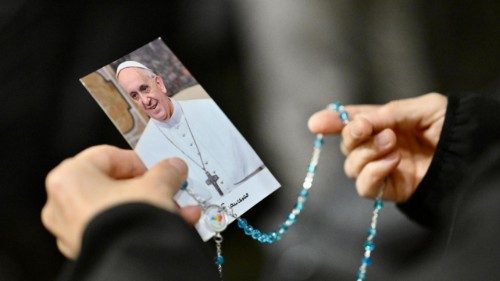 Il Papa: mi sento sostenuto da tutti. Prego per la pace, da qui la guerra è ancora più assurda