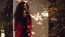 Frau im Halbschatten