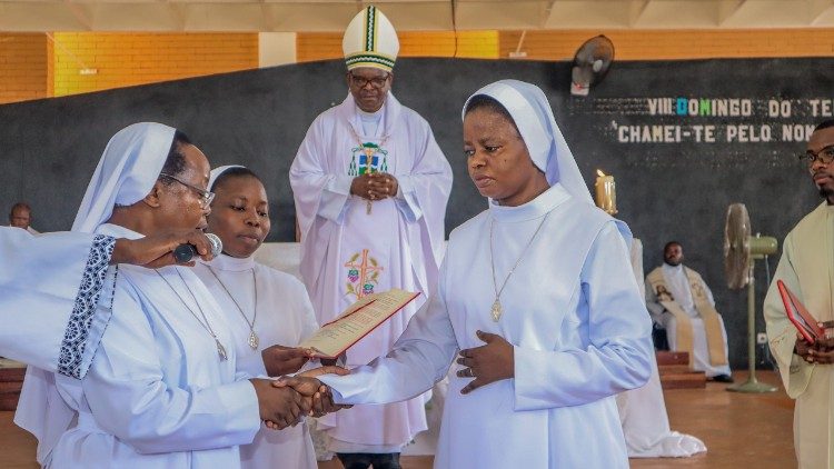 Ir. Dorcas Kwandi acolhida na Congrega&ccedil;&atilde;o das Vitorianas pela Provincial, Ir. Regina Ambr&oacute;sio