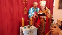 Ks. Prof. Józef Naumowicz podczas poświęcenia popiołu. Fot. Ordynariat ormiańskokatolicki w Polsce