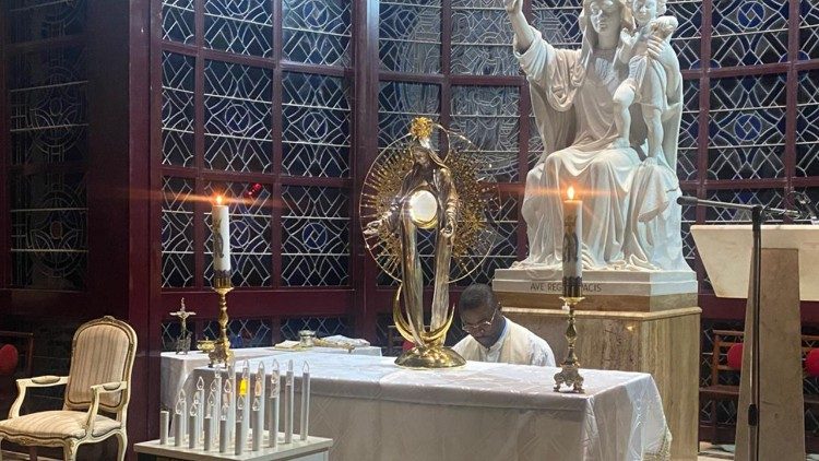Exposition du Saint-Sacrement devant les fidèles du Bénin qui prient pour la santé du  Pape François.