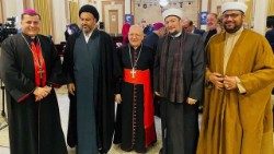 El Patriarca Sako con el obispo auxiliar de Bagdad, Warduni, y tres imanes 