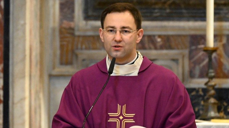 2025.03.06 Ks. Dawid Bendowski podczas Mszy św. przy grobie św. Jana Pawła II (ks. Marek Weresa)