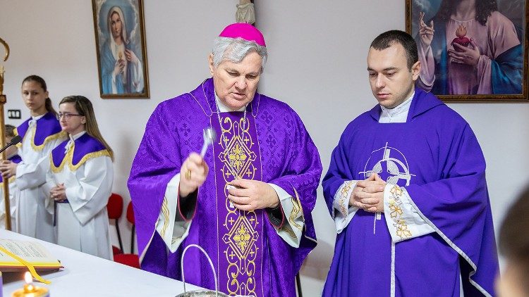 Biskup Vlado Košić blagoslivlja pepeo u kapeli bl. Alojzija Stepinca  (Foto: Stjepan Vego)