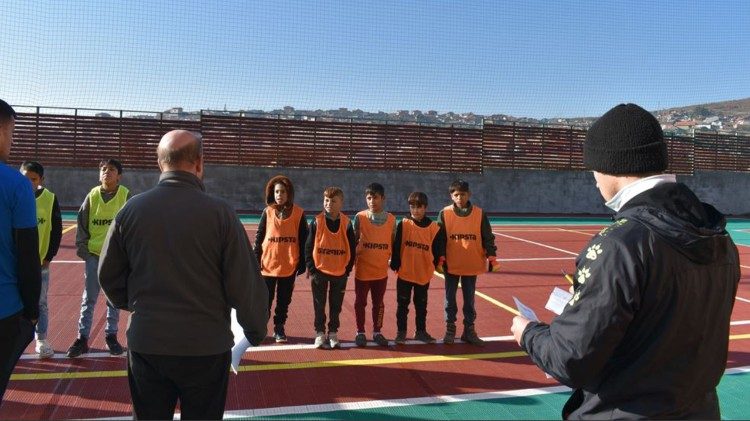 Отците Салезиани в България с ромски деца от Стара Загора