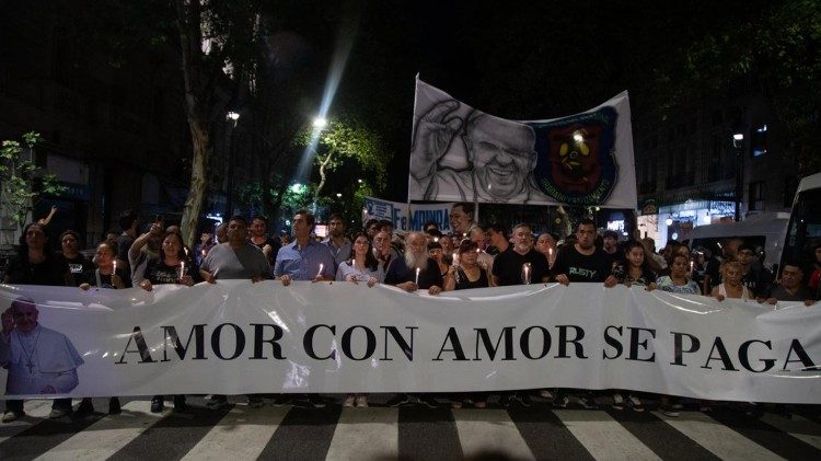 Buenosaireský pochodňový průvod za papežovo zdraví pod mottem „Láska se oplácí láskou“