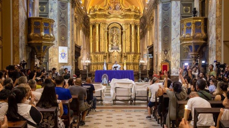 La pregheira nella cattedrale di Buenos Aires