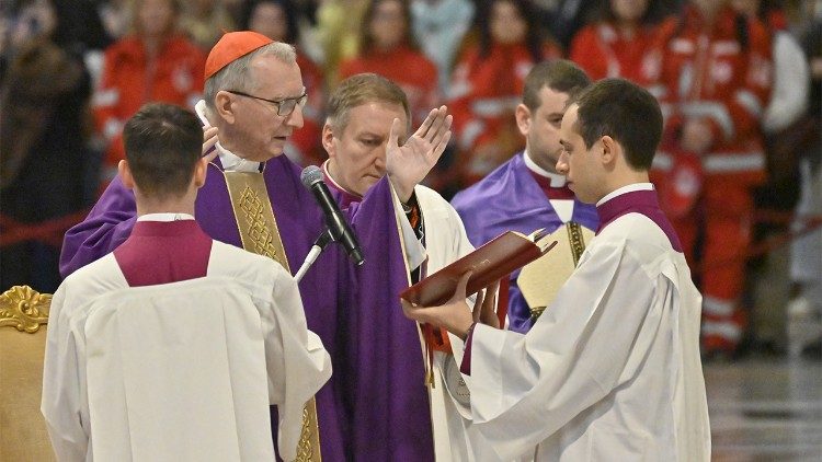 Le cardinal Pietro Parolin célébrant la messe 