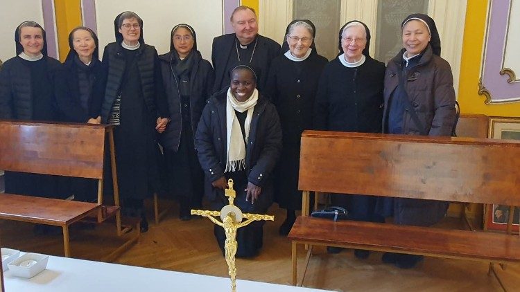 Сестрите бенедиктинки с епископ Каваленов