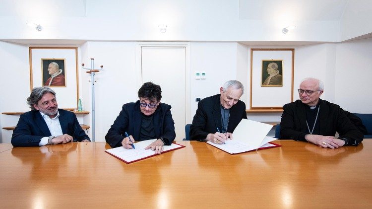 La firma dell'accordo tra la Cei e il Comitato Paralimpico