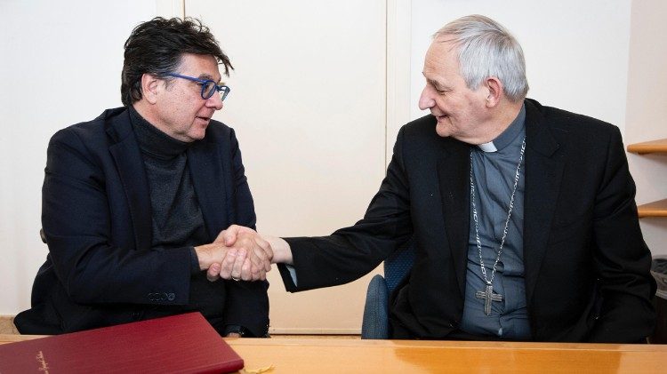 Luca Pancalli, presidente del Comitato Paralimpico, e il cardinale Matteo Maria Zuppi alla firma dell'intesa 