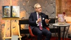 Доцент Кирил Карталов при представянето на новата си книга