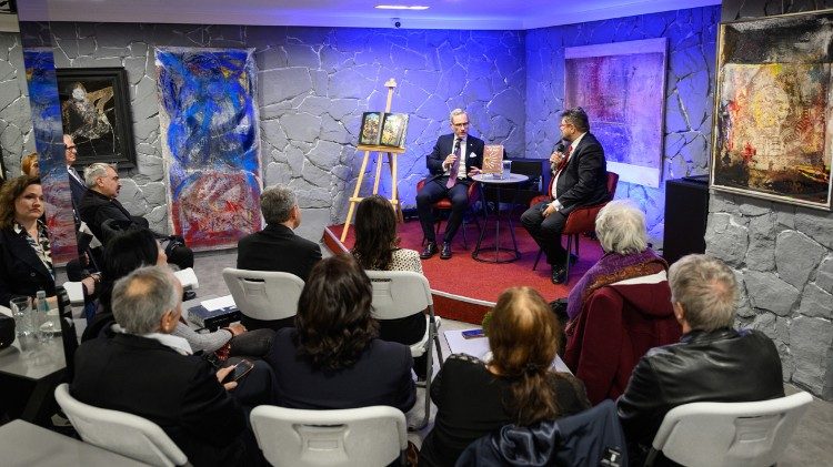 Момент от представянето на новата книга на доц. Карталов