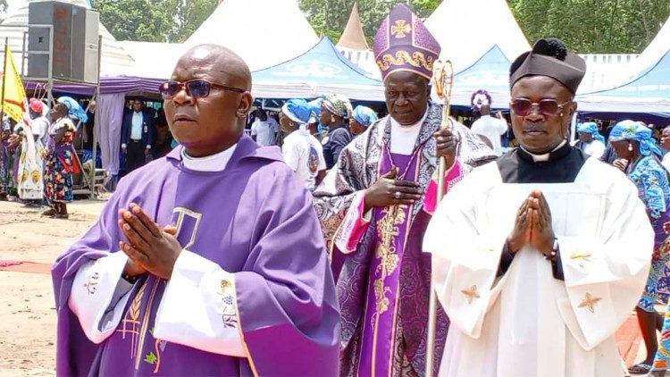 കോംഗൊ പ്രജാധിപത്യ റിപ്പബ്ലിക്കിലെ മഹജി നിയോക്ക രൂപതയുടെ മെത്രാൻ സ്വസ്തേനെ അയിക്കുലി ഉദ്ജുവാ (മദ്ധ്യത്തിൽ)