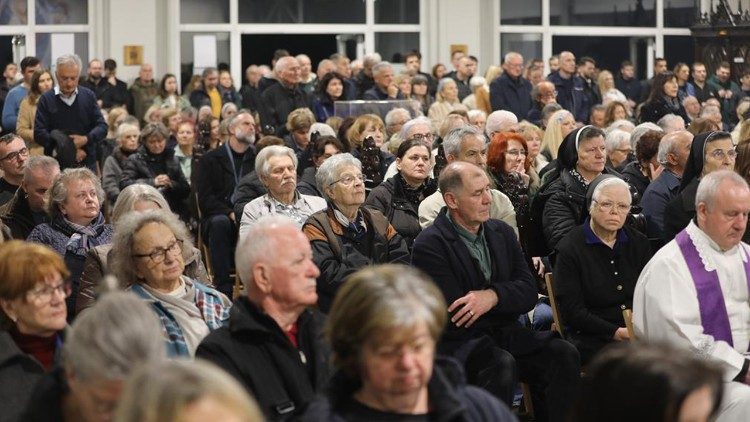 Vjernici na Kuharićevo u Bogoslužnom prostoru bl. Alojzija Stepinca   (Foto: TUZGN)