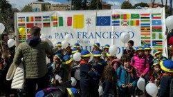Grup de copii, în curtea Spitalului "A. Gemelli",  veniți pentru a-și manifesta afecțiunea față de papa Francisc (duminică, 16 martie 2025)