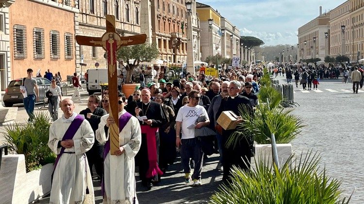 Pellegrini dell'arcidiocesi di Fermo in cammino su Via della Conciliazione