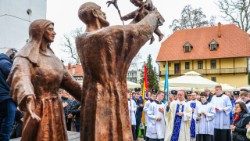 Blagoslov kipa sv. Josipa, Marije i Isusa, djelo Vida Vučka, u Karlovcu